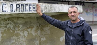 Juanele, en el campo del barrio gijonés donde comenzó a jugar.