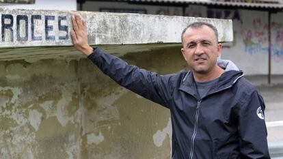 Juanele, en el campo del barrio gijonés donde comenzó a jugar.