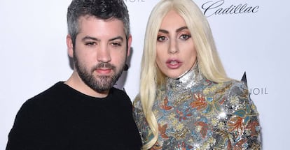 Brandon Maxwell y Lady Gaga, en los premios Sunset Tower Hote arrives en Los Ángeles.