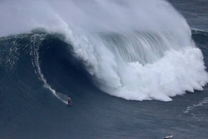 El surfista español Axier Muniain en Praia do Norte, en Nazaré (Portugal).