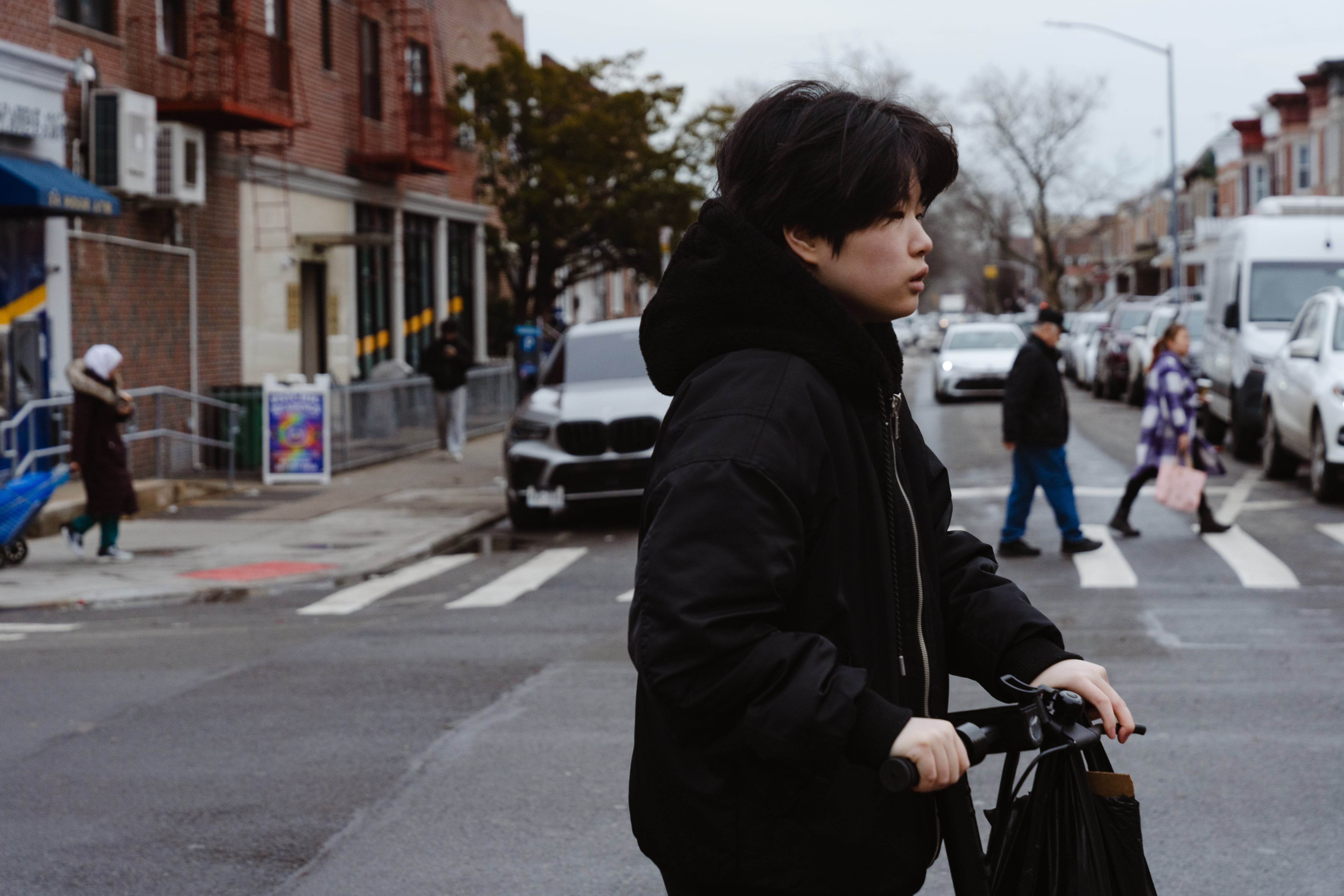 Transeúntes en la Avenida 18, en Bensonhurst, Brooklyn.