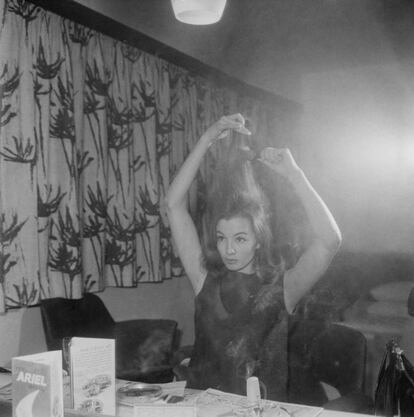 La modelo y corista Christine Keeler, fotografiada en un camerino de Londres en marzo de 1963.