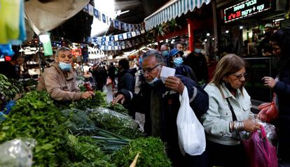Israelíes realizan compras previas a la Pésaj, este viernes, en un mercado de Tel-Aviv.