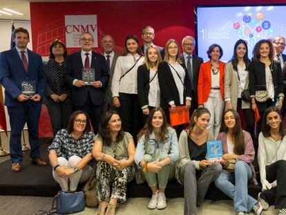 Ganadores del Concurso de Conocimientos Financieros del colegio Sant&iacute;sima Trinidad de Plasencia (primer plano), con los asistentes al acto del D&iacute;a de la Educaci&oacute;n Financiera, celebrado el 1 de octubre de 2018 en la sede de la CNMV.