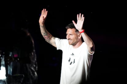 Lionel Messi, saluda al estadio después de ser presentado en el evento en Florida.
