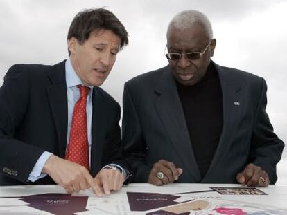 Coe, a la izquierda, y Diack, en 2009, ante unos planos de los Juegos de Londres.