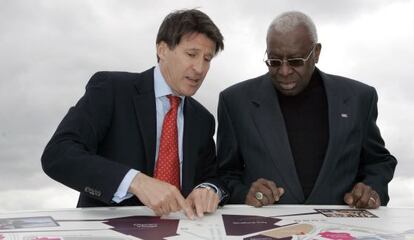 Coe, a la izquierda, y Diack, en 2009, ante unos planos de los Juegos de Londres.