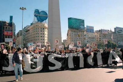 Familiares de los fallecidos en la discoteca Cromañón, en una manifestación en mayo en Buenos Aires.