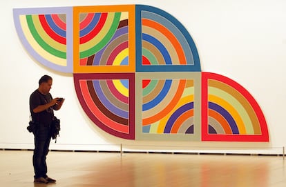 Pintura de polímero y pintura de polímero fluorescente sobre lienzo, de Frank Stella. 304,8 x 609,6 cm. 1967. Donación, Sr. Irving Blum. Copyright: Frank Stella/Artists Rights Society (ARS), Nueva York.