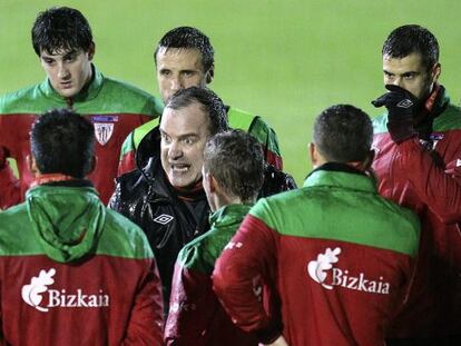 Marcelo Bielsa da instrucciones a sus jugadores durante el entrenamiento en Lezama.