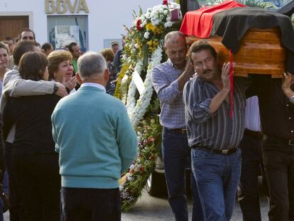 Funeral en Cartaya (Huelva) por los tres jóvenes fallecidos en accidente de tráfico.