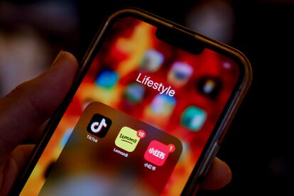 Un usuario con las aplicaciones de TikTok, RedNote y Lemon8, en Avondale Estates, Georgia, Estados Unidos.