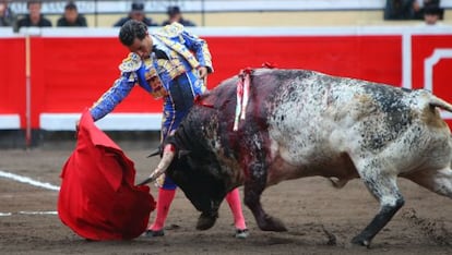 Fandiño, en un lance a 'Pocosueño', el toro de Torrestrella que ganó el premio a la res más brava.  