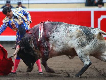 Fandiño, en un lance a 'Pocosueño', el toro de Torrestrella que ganó el premio a la res más brava.  