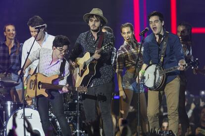La banda colombiana, Morat, en un momento de su actuación durante la fiesta del 50 aniversario de la Cadena Los40.