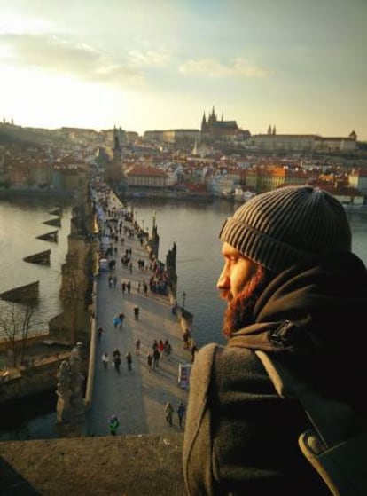 El puente de Carlos y, al fondo, la catedral de San Vito, en Praga.