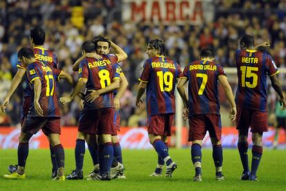 Los jugadores del Barcelona celebran el gol de Xavi, el segundo ante el Athletic.