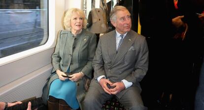 Carlos y Camilla, en el metro de Londres.