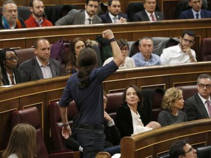 El l&iacute;der de Podemos, Pablo Iglesias, rodeado de diputados de su partido. 