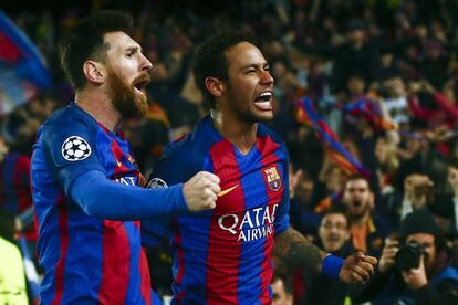 El delantero argentino del FC Barcelona Leo Messi y el brasileño Neymar celebran el pase a los cuartos de final de la Liga de Campeones tras vencer por 6-1 al París Saint-Germain en el encuentro de vuelta de octavos de final, el 8 de marzo de 2017.
