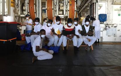 Migrantes en el interior del barco de MSF.