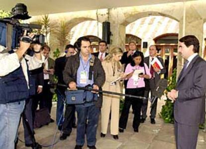 El presidente del Gobierno, José María Aznar, durante su declaración ante los periodistas en Lima.