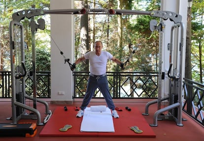 Putin se exercita num resort em Sochi. Segundo pesquisa publicada recentemente no jornal econômico ‘Vedomosti’, feita pela Fundação Opinião Pública, 72% dos russos votariam em Putin em agosto, menos que os 76% de maio.