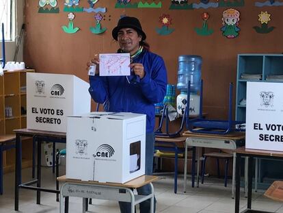 El excandidato presidencial de Ecuador Yaku Pérez muestra su voto este domingo, en la provincia de Azuay.