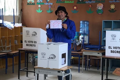 El excandidato presidencial de Ecuador Yaku Pérez muestra su voto este domingo, en la provincia de Azuay.