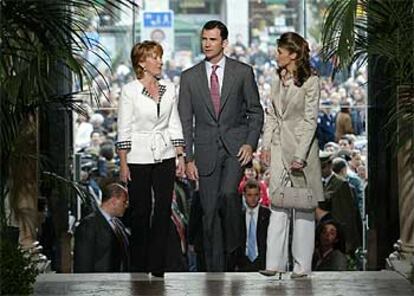 El Príncipe y su prometida, Letizia Ortiz, son recibidos por Esperanza Aguirre al llegar a la sede del Gobierno de la Comunidad de Madrid. 

/ LUIS MAGÁN
