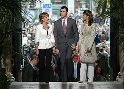 El Príncipe y su prometida, Letizia Ortiz, son recibidos por Esperanza Aguirre al llegar a la sede del Gobierno de la Comunidad de Madrid.
/ LUIS MAGÁN