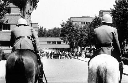 Dos polic&iacute;as a caballo vigilan una manifestaci&oacute;n en una universidad madrile&ntilde;a en mayo de 1968.