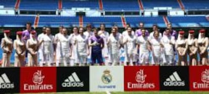 Azafatas de Emirates acompa&ntilde;an a los jugadores del Real Madrid durante la presentaci&oacute;n del equipo al inicio de la temporada.