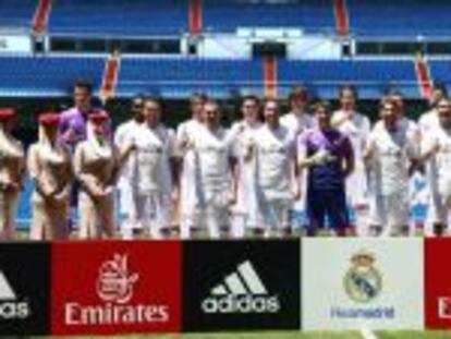 Azafatas de Emirates acompa&ntilde;an a los jugadores del Real Madrid durante la presentaci&oacute;n del equipo al inicio de la temporada.