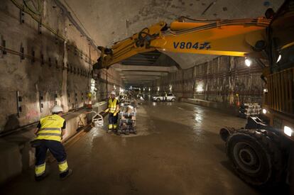 Los socialistas proponen nuevos equipamientos que acojan la relación cívica y laboral de los barceloneses. En la imagen, obras de la línea 9 del metro.