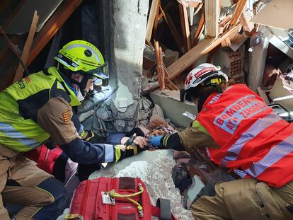 Bomberos de Zaragoza rescataban el miércoles a una mujer de entre los escombros en Adiyaman, Turquía. 