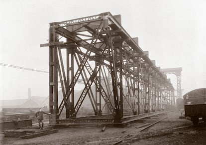 Una sección del puente ferroviario del río Guali, durante su construcción, en 1908.