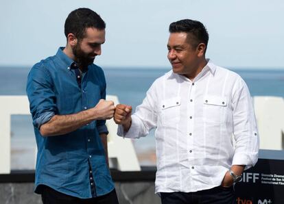 El director David Zonana (izquierda) junto al actor mexicano Hugo Mendoza, durante el photocall de la película 'Mano de obra / Workforce', este sábado en San Sebastián.
