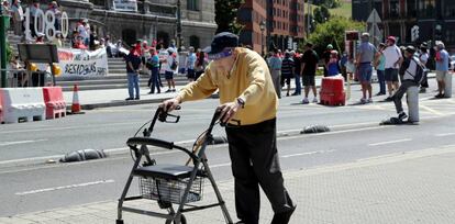Un jubilado camina ante la concentración del movimiento de pensionistas de Bizkaia.