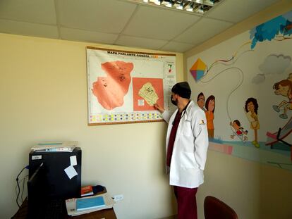 Martín Cabarique, médico de la parroquia rural de Gonzol (Chimborazo), señala el mapa donde se registran los pacientes de riesgo en la comunidad.