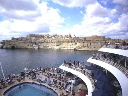 El puerto de La Valetta, en Malta, es parada habitual en cruceros por el Mediterráneo como los que ofrece la naviera Royal Caribbean: siete noches, con salidas de Barcelona, desde 970 euros.