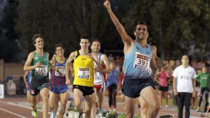 Kevin Lopez celebra su victoria en los 800m