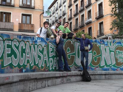 Amigos de Eugenio, un hombre víctima de un crimen en Madrid, delante del mural que le han dedicado en la plaza Dos de Mayo, en Madrid.