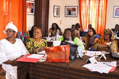 En primer término y de izquierda a derecha: Rosalie Oububa, burquinabé, Madeleine Maka, guineana, Martine Yabre, burquinabé y Nana Sanou de Malí. Las asistentes al taller escuchan con atención la presentación de un caso práctico sobre la resolución del conflicto en la Casamance. 