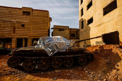 ⁠Un tanque cubierto por una lona de la agencia de las naciones unidas para los refugiados, (ACNUR) abandonado en una calle de Deraa.