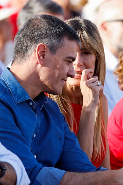 Begoña Gómez y Pedro Sánchez conversan durante el mitin electoral. 
