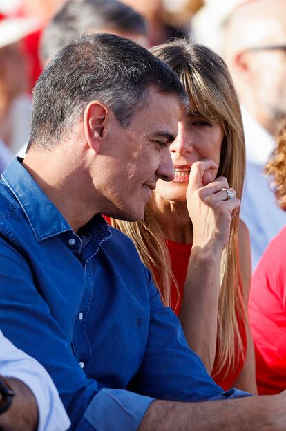 Begoña Gómez y Pedro Sánchez conversan durante el mitin electoral. 
