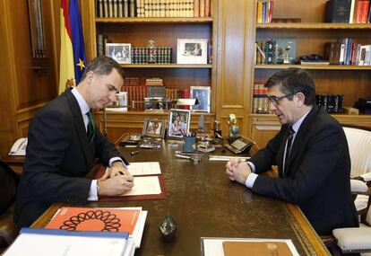 Felipe VI firma la disolución de las Cortes y la convocatoria de elecciones para el 26 de junio, en presencia del presidente del Congreso, Patxi López.