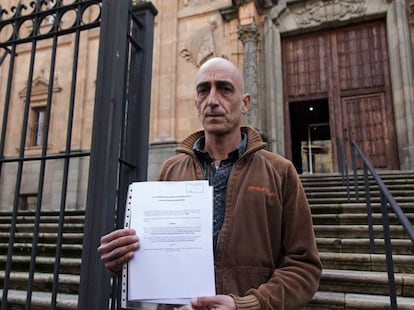 Javier Paz, víctima de abusos en Salamanca, sostiene ante la puerta del obispado el escrito que ha presentado este viernes para pedir la documentación de su proceso.