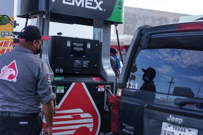 empleado despacha gasolina en una estación de servicio de Pemex en Ciudad Juárez, el 25 de julio de 2022.